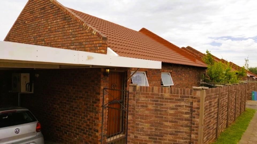 2 Bedroom Property for Sale in Langenhovenpark Free State